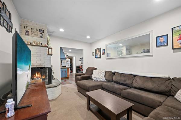 10 Hunter AVE, Miller Place, NY 11764