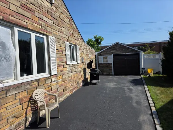 8 Reading LN, Bethpage, NY 11714