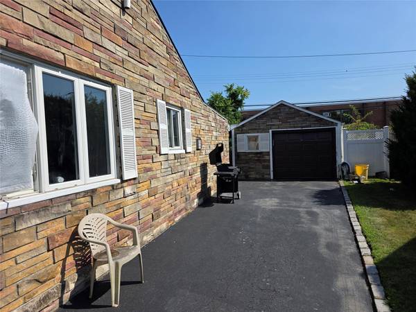 8 Reading LN, Bethpage, NY 11714