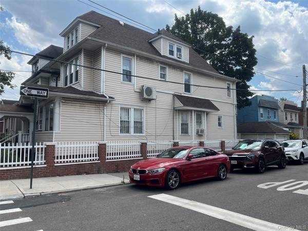 87-52 143rd ST, Briarwood, NY 11435