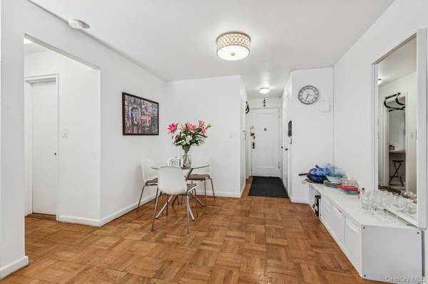 7502 Austin ST #1L, Forest Hills, NY 11375