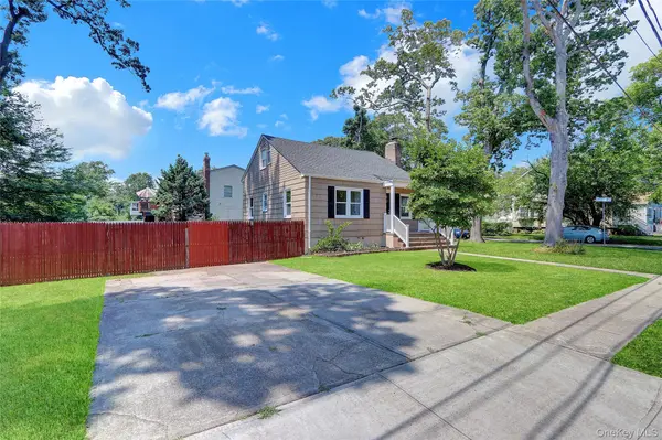 20 Whitman AVE, Islip, NY 11751
