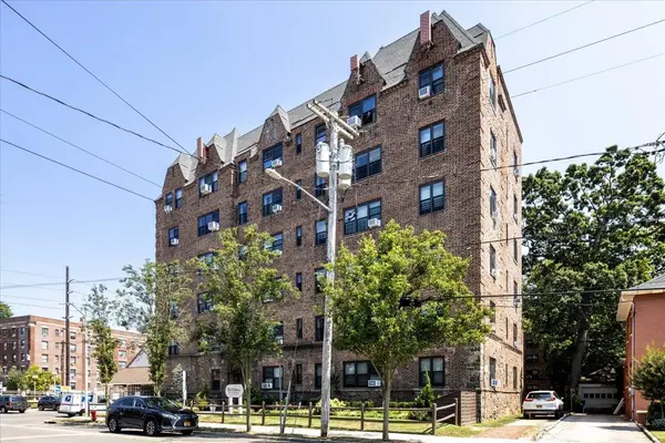 141 Wyckoff PL #2E, Woodmere, NY 11598