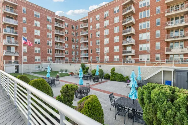 560 W Broadway #1G, Long Beach, NY 11561