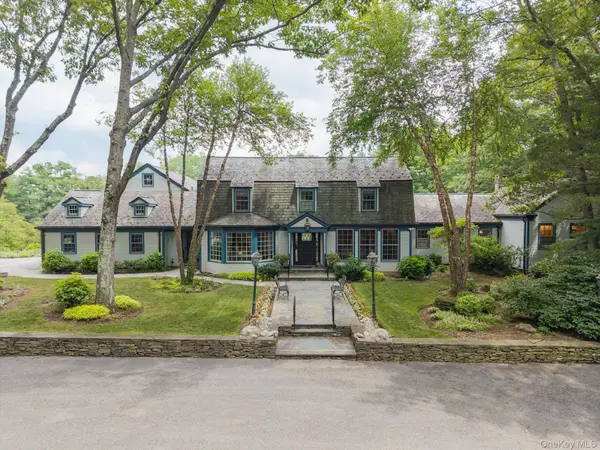 4 Clock Tower LN, Old Westbury, NY 11568