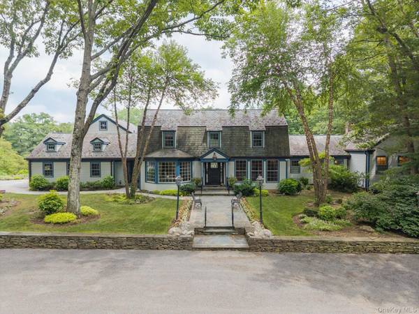 4 Clock Tower LN, Old Westbury, NY 11568