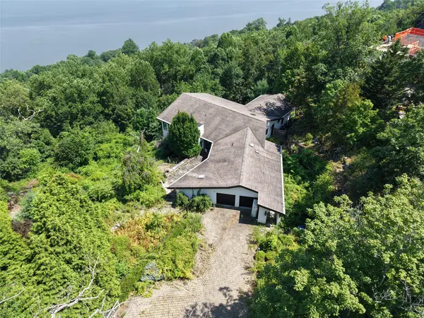9 Tweed BLVD, Nyack, NY 10960