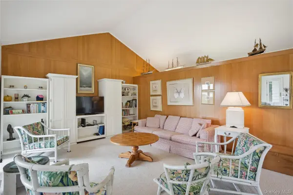 33 Beach RD, Laurel, NY 11948