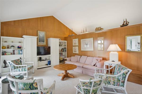 33 Beach RD, Laurel, NY 11948