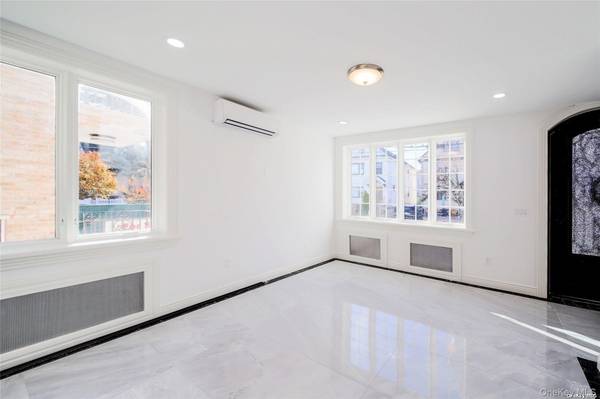 7-15 College PL, College Point, NY 11356