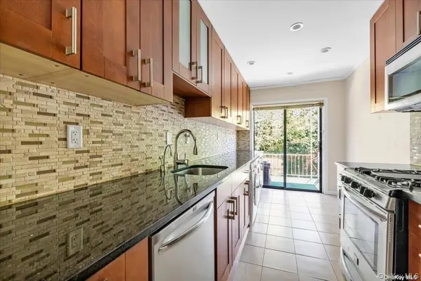 1205 E Broadway #F-13, Hewlett, NY 11557