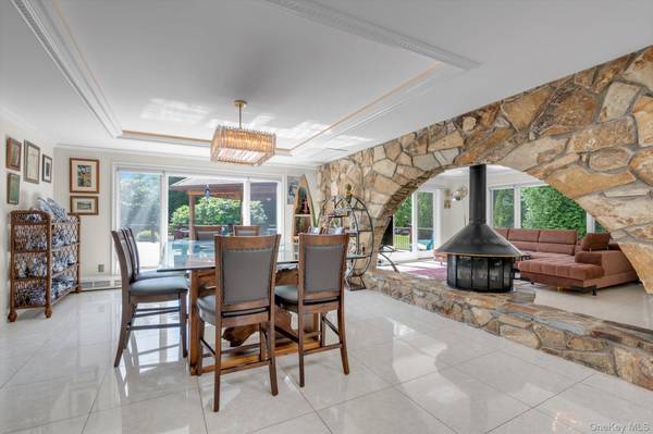 10 Macy DR, Hewlett Bay Park, NY 11557