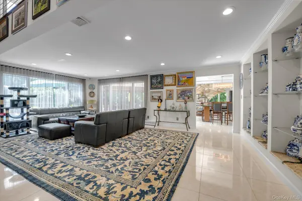 10 Macy DR, Hewlett Bay Park, NY 11557