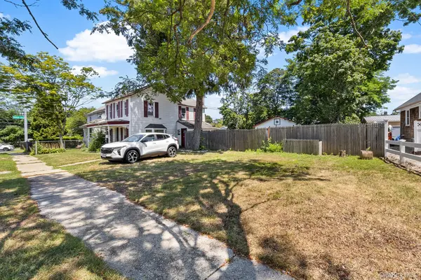 59 Irish LN, East Islip, NY 11730