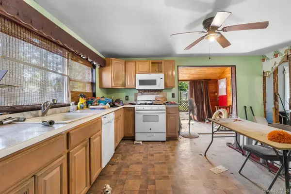 59 Irish LN, East Islip, NY 11730