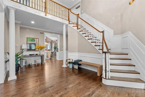 11 Crick Holly LN, East Islip, NY 11730