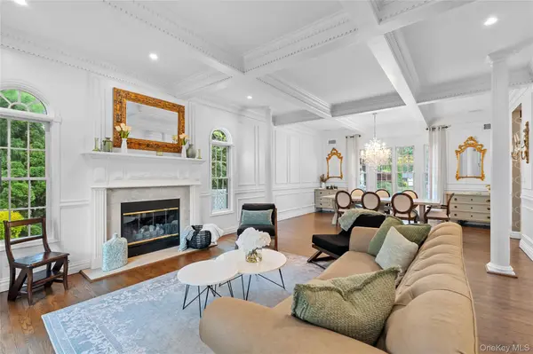 11 Crick Holly LN, East Islip, NY 11730