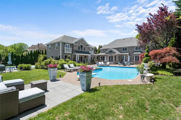 11 Crick Holly LN, East Islip, NY 11730