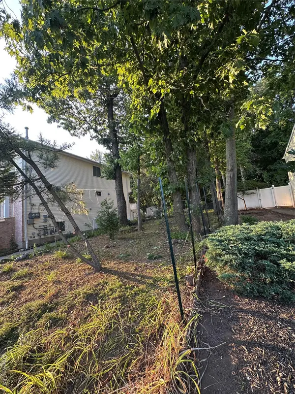 55 Quail Lane, Staten Island, NY 10309