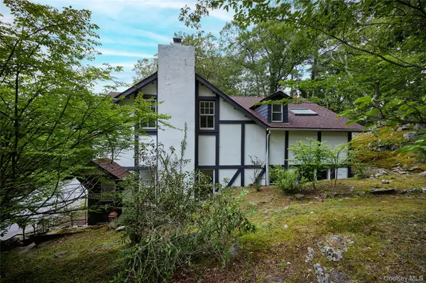 93 Circuit RD, Tuxedo Park, NY 10987