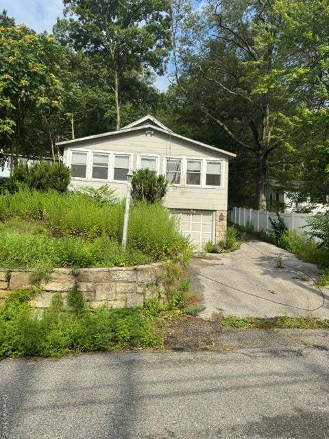 157 Tanglewylde RD, Lake Peekskill, NY 10537