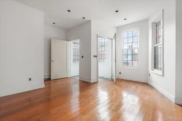 1142 Welling CT, Astoria, NY 11102
