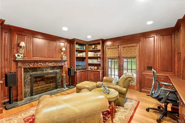55 Cedar LN, Remsenburg, NY 11960