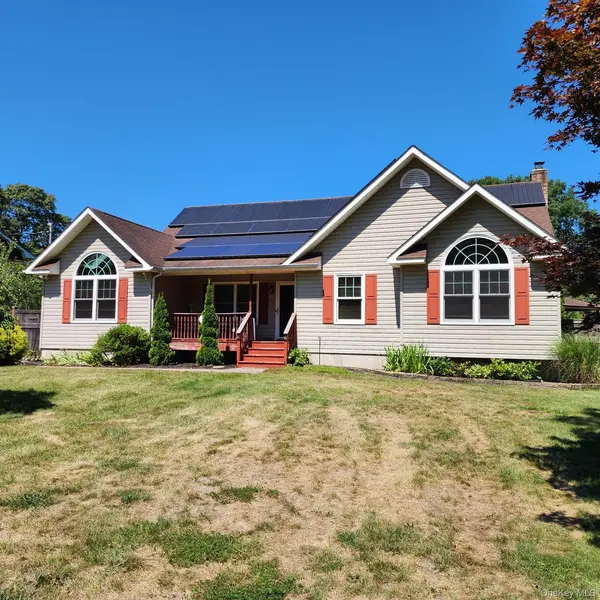 289 Carleton DR, Shirley, NY 11967