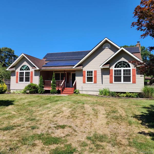 289 Carleton DR, Shirley, NY 11967