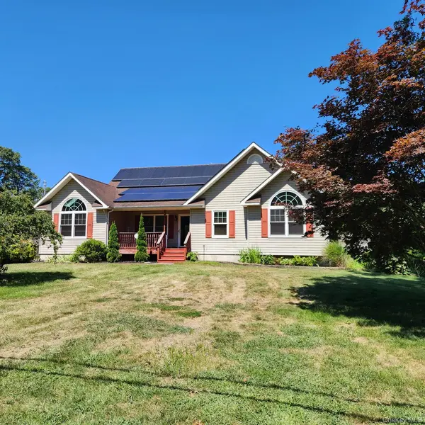289 Carleton DR, Shirley, NY 11967