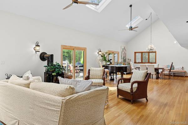 624 Noyack RD, Southampton, NY 11968