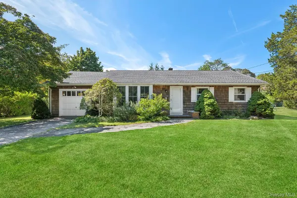 35 Bayberry LN, Sag Harbor, NY 11963
