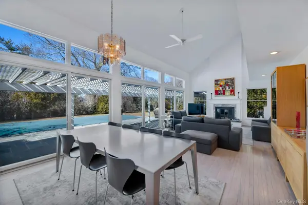 94 S Country RD, Remsenburg, NY 11960