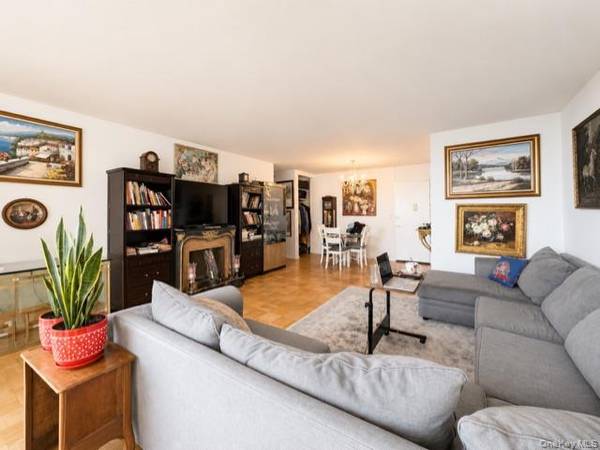 26910 Grand Central Pkwy #17Y, Floral Park, NY 11005