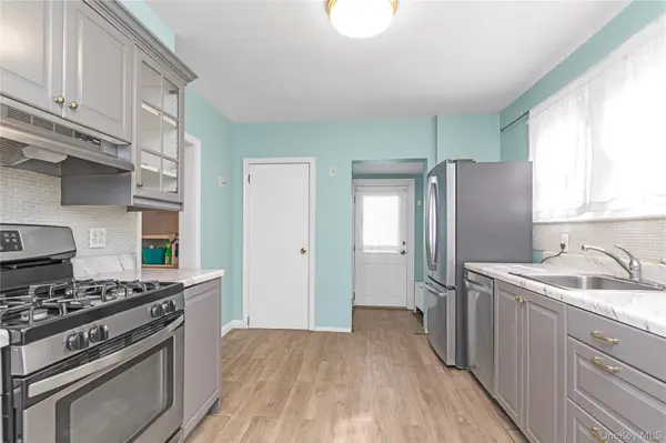 24 Walnut ST, Westbury, NY 11590