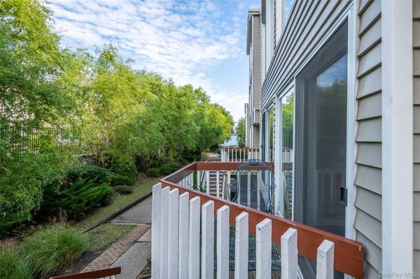 18 Windward LN #17, Bronx, NY 10464