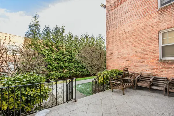 240 Central AVE #2F, Lawrence, NY 11559