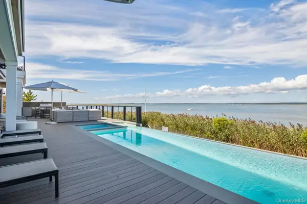 20 Cove LN, Westhampton Dunes, NY 11978