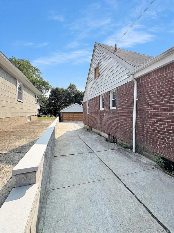 11839 205th ST, Saint Albans, NY 11412