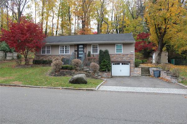 5 Meadowfield LN, Glen Cove, NY 11542