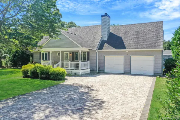 8 Paynes LN, East Quogue, NY 11942