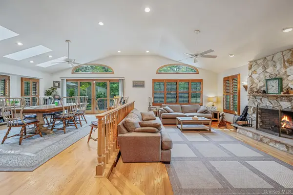 6 Bay DR, Hampton Bays, NY 11946
