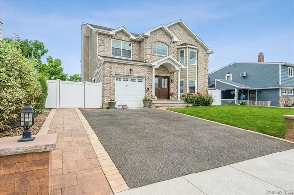 45 Meeting LN, Hicksville, NY 11801