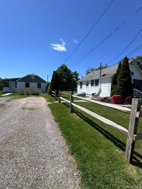 19 Carlson LN, East Northport, NY 11731