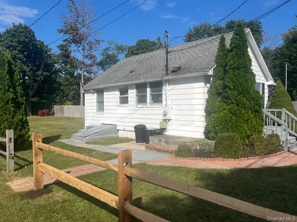 19 Carlson LN, East Northport, NY 11731