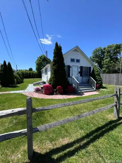 19 Carlson LN, East Northport, NY 11731