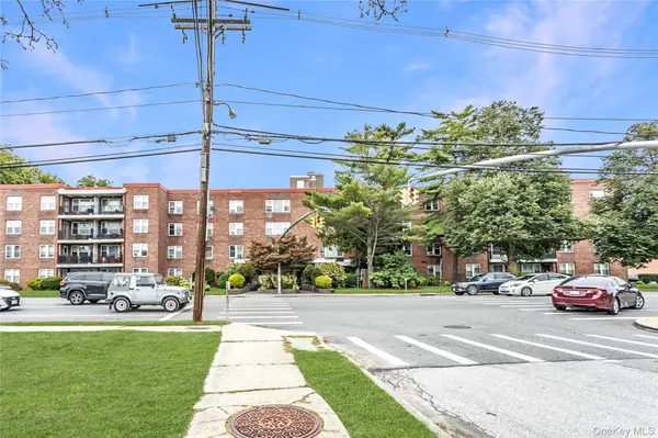 250 W Merrick RD #2L, Freeport, NY 11520