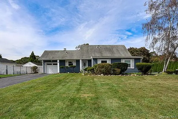 36 Torrey Pine LN, Medford, NY 11763