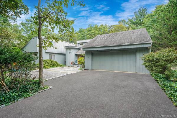 271 Bread And Cheese Hollow RD, Northport, NY 11768