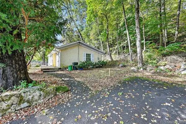 27 Richard ST, Sloatsburg, NY 10974